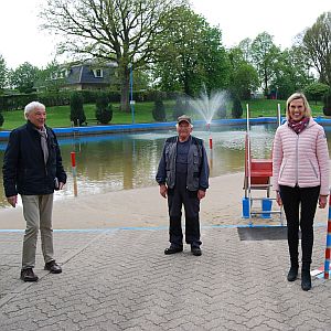 Foto im Freibad, Vorsitzender Claus Ludat, Vorsitzender Ewald Pump, SPD-Bürgerschaftsabgeordnete Kirsten Martens