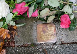 Foto des Stolpersteins für Gustav Dahrendorf mit roten Rosen